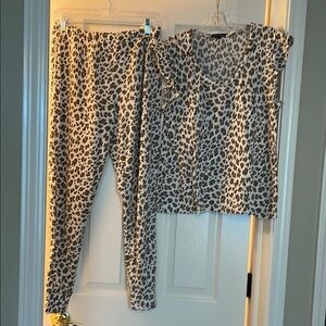 Tarte Brown and White Leopard Print Lounge Set